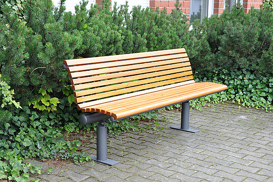 Seat Essen with timber seat base