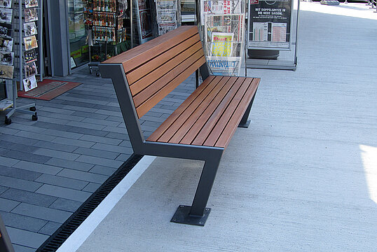 Seat Henne with timber seat base