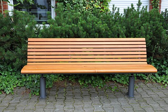 Seat Essen with timber seat base