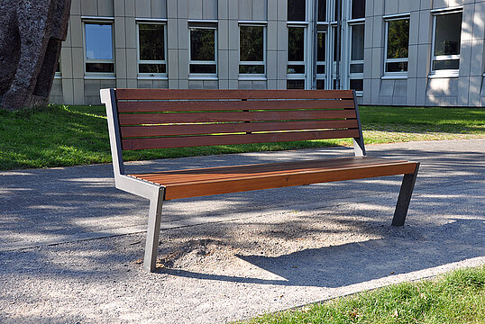 Seat Henne with timber seat base