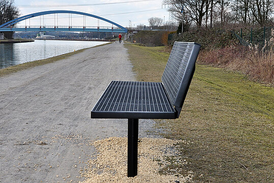 Banc Lübeck avec assise en acier