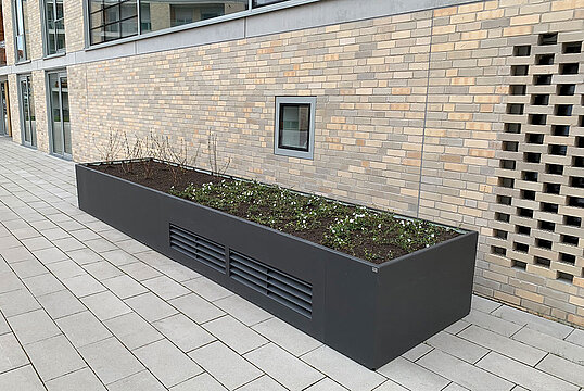 Ventilation shaft cover with plant cover and drainage