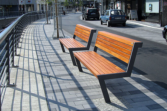 Seat Henne with timber seat base