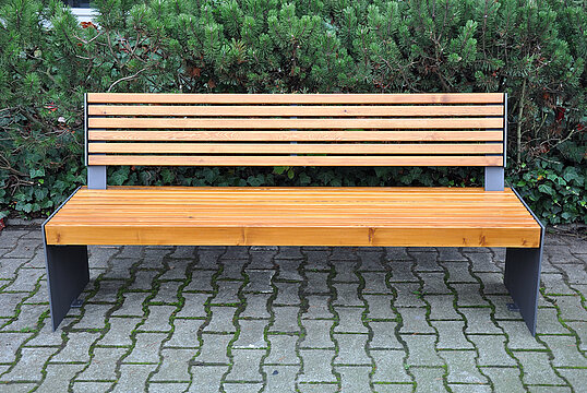 Seat Kalmar with timber seat base