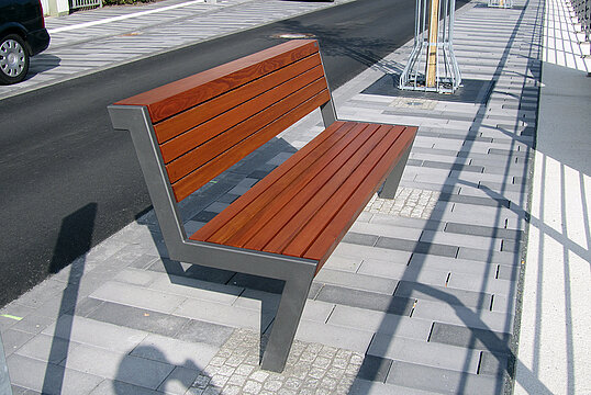 Seat Henne with timber seat base