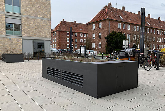 Ventilation shaft cover with plant cover and drainage
