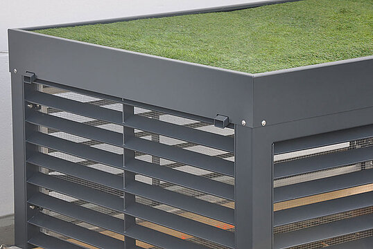 Ventilation shaft cover with plant cover and drainage