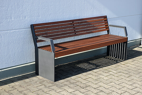 Seat Göteborg with timber seat base