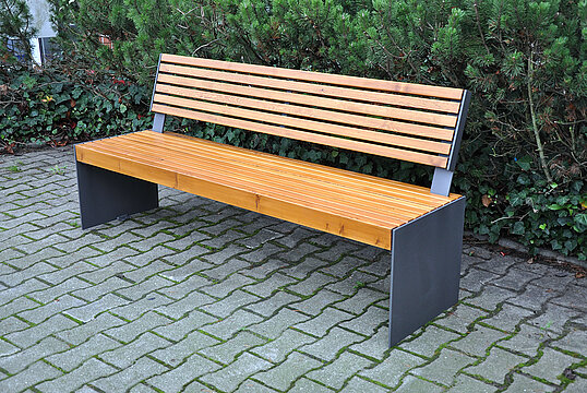 Seat Kalmar with timber seat base