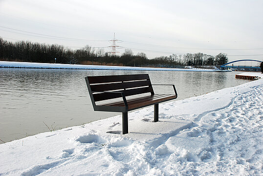 Seat Aurich with timber seat base