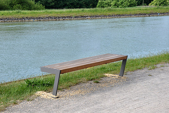 Bench Henne SL with timber seat base