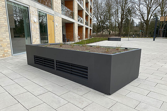 Ventilation shaft cover with plant cover and drainage