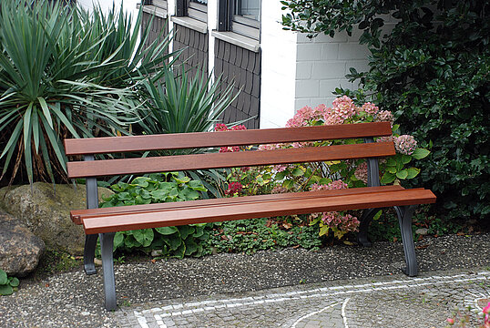 Seat Leipzig with timber seat base