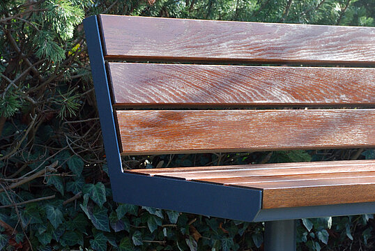 Seat Aurich with timber seat base
