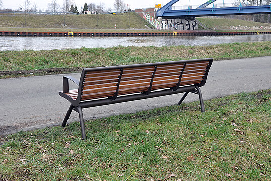 Seat Fanö PAG with timber seat base