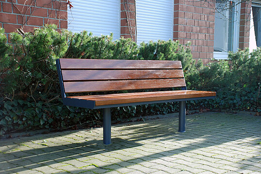 Seat Aurich with timber seat base