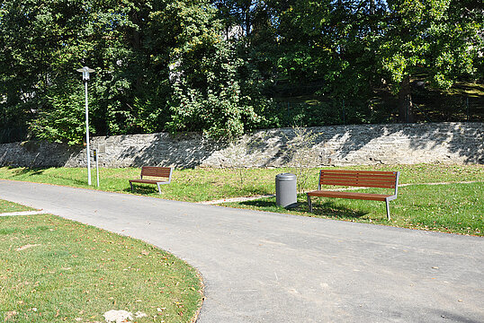 Seat Henne with timber seat base