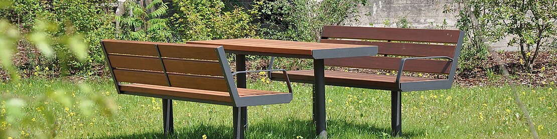 Parkbänke, Sitzbänke mit Tisch und Picknick-Tische