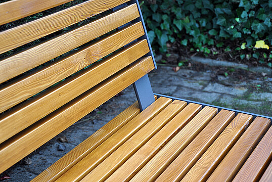 Seat Kalmar with timber seat base