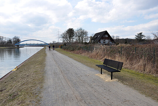 Banc Lübeck avec assise en acier