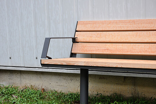 Seat Aurich with timber seat base