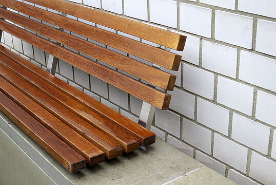 Wall top seating Weil with backrest