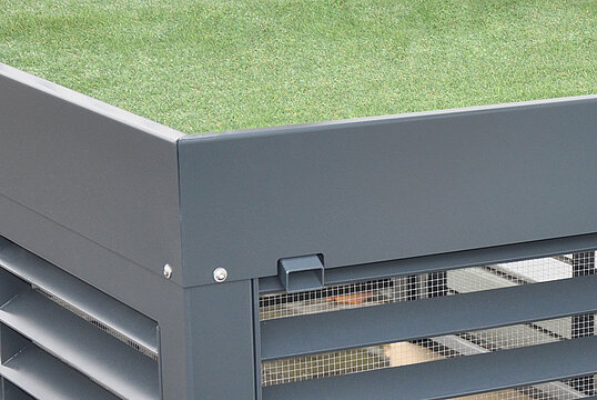 Ventilation shaft cover with plant cover and drainage