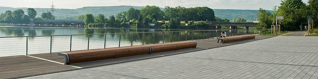 Hockerbänke mit Holzauflage