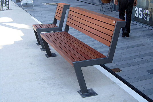 Seat Henne with timber seat base