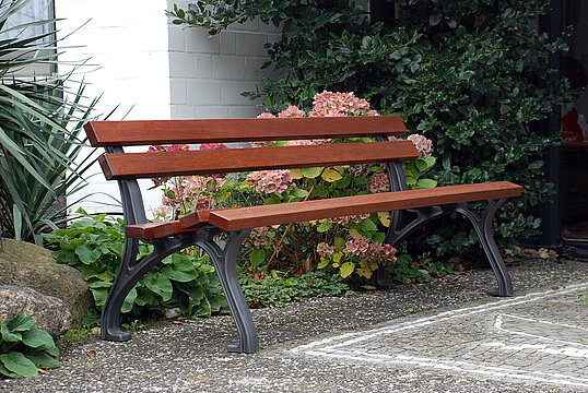 Seat Leipzig with timber seat base