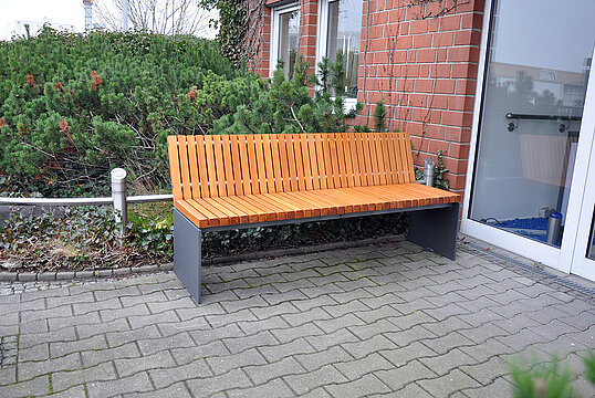 Sitzbank Düsseldorf mit Holzauflage